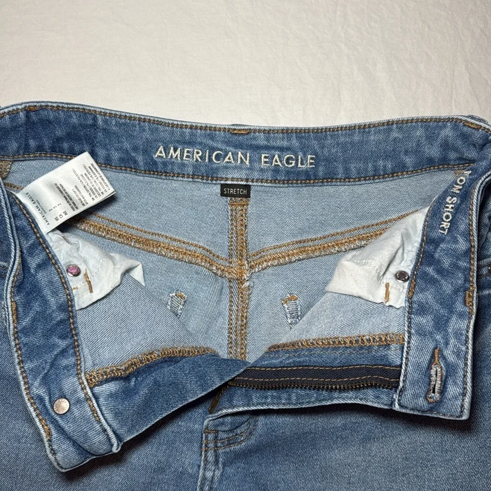American Eagle Outfitters Women's Roll Cuff Medium Wash Mom Shorts Size 2 EUC - Picture 4 of 10